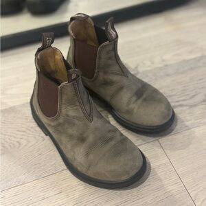 BLUNDSTONE
LITTLE KIDS' 565 CHELSEA BOOTS IN RUSTIC BROWN